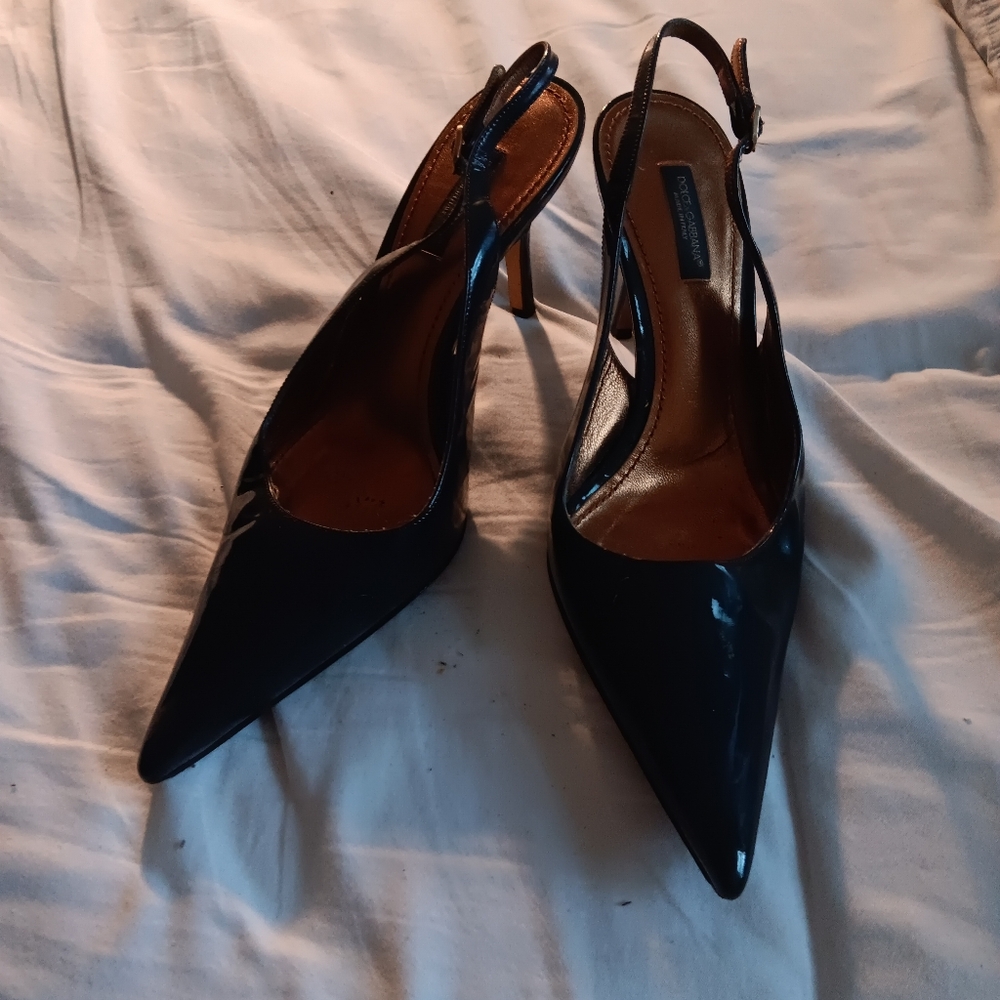 Dolce & Gabana patent leather slingback hills. Dark navy blue. Size 38
